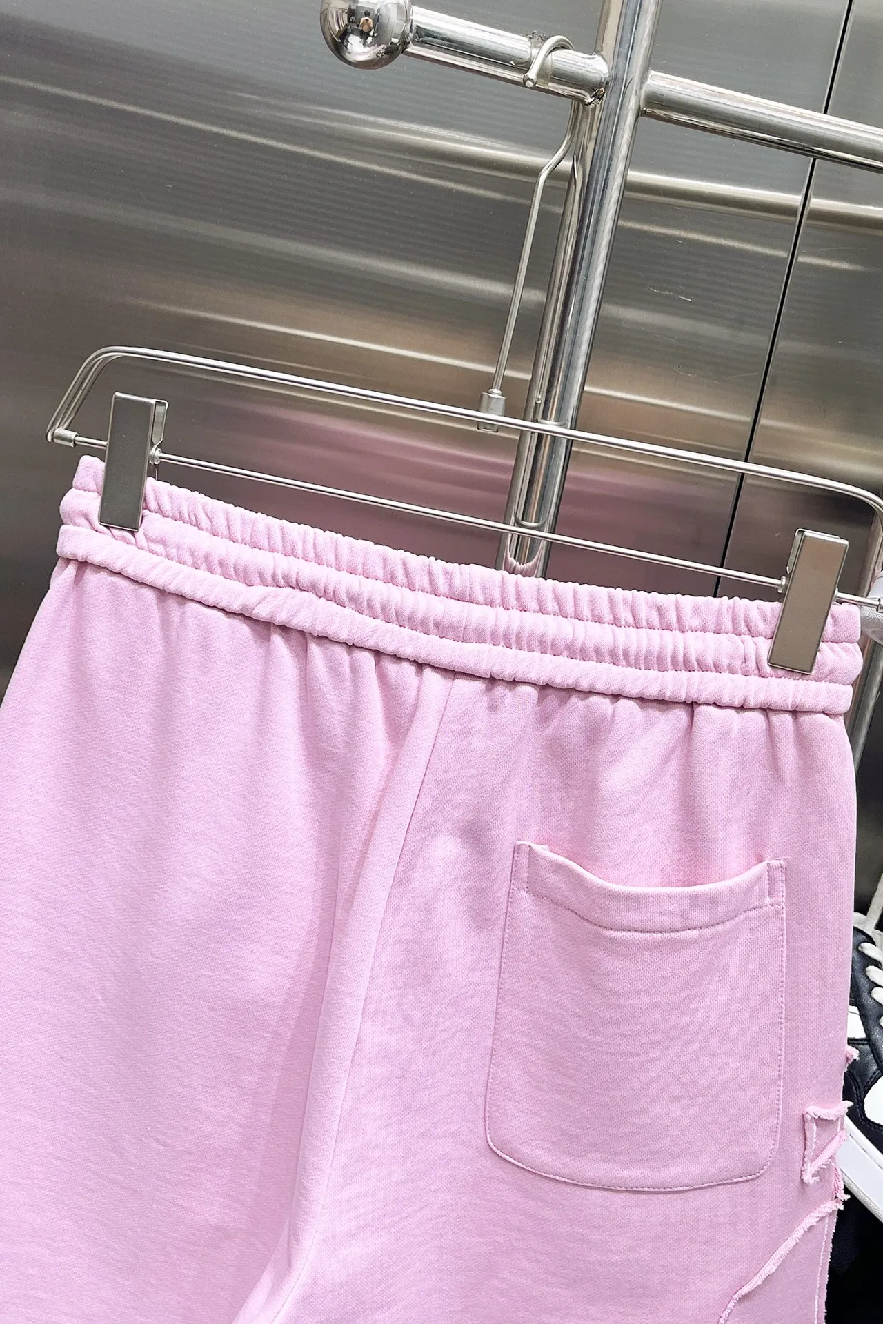 The Queen Mother's three-standard complete 2026 summer New Arrival men's casual shorts, advanced custom-made fabric Breathable fabric, Breathable elasticity and comfort, impeccable details, top-grade accessories, original logo design concept, delicate and soft feel! The upper body fit is awesome! Size: M-XXXL Please state your height and weight when ordering